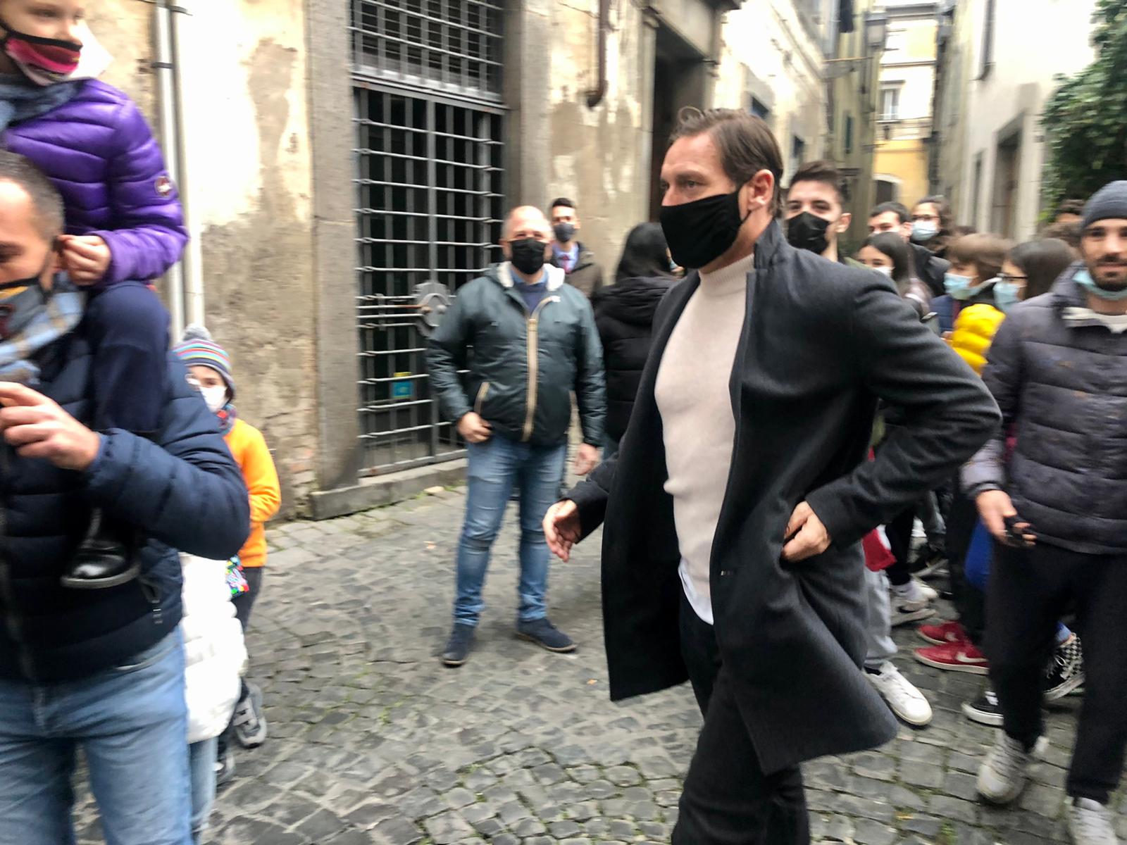 Orvieto, pranzo di lavoro per Francesco Totti e Cristiano Lucarelli. Folla per l’ex capitano giallorosso